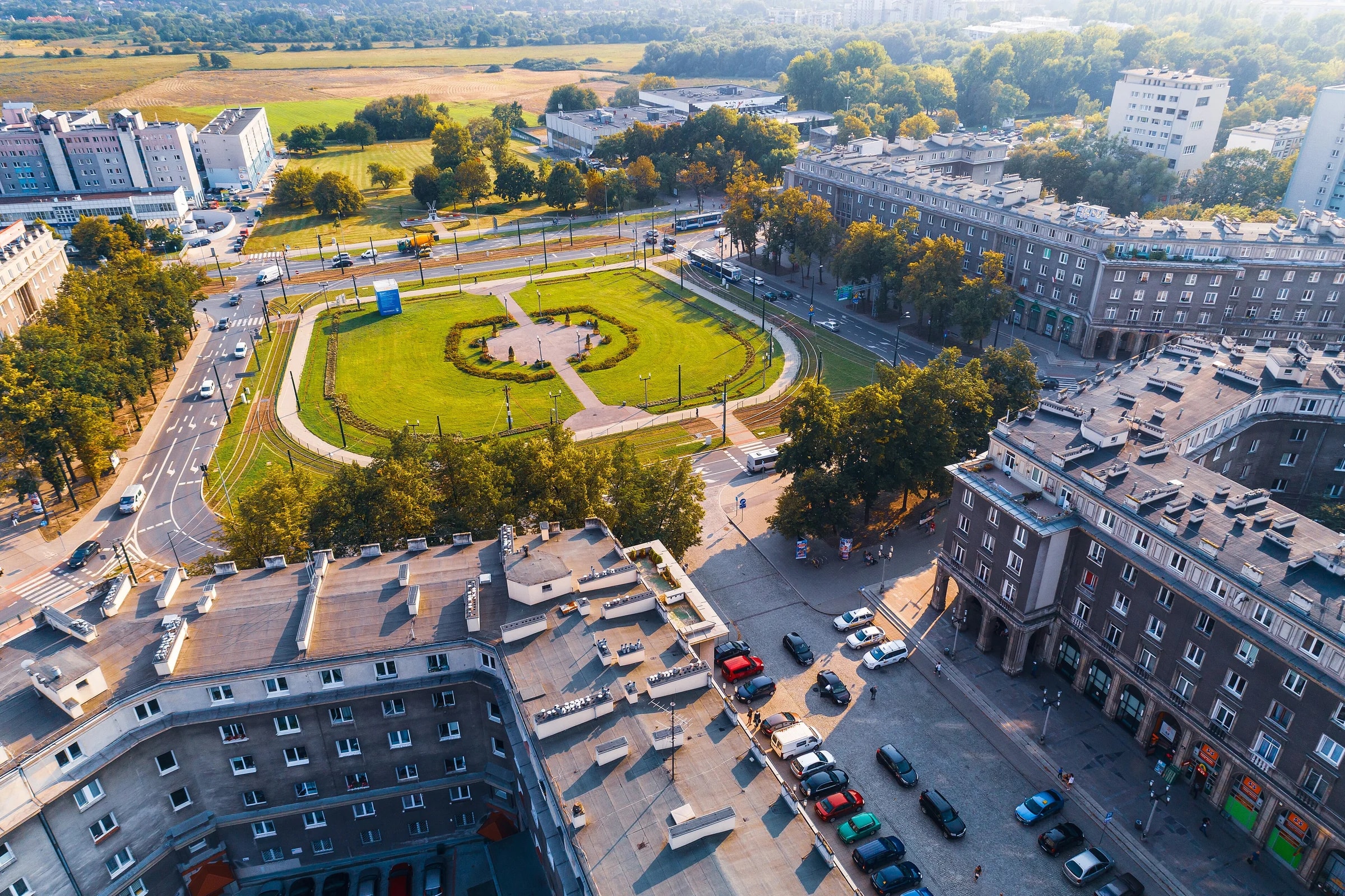 Lotnicza fotografia Placu Centralnego w Nowej Hucie pokazująca współczesną część Krakowa i promienisty plan miasta