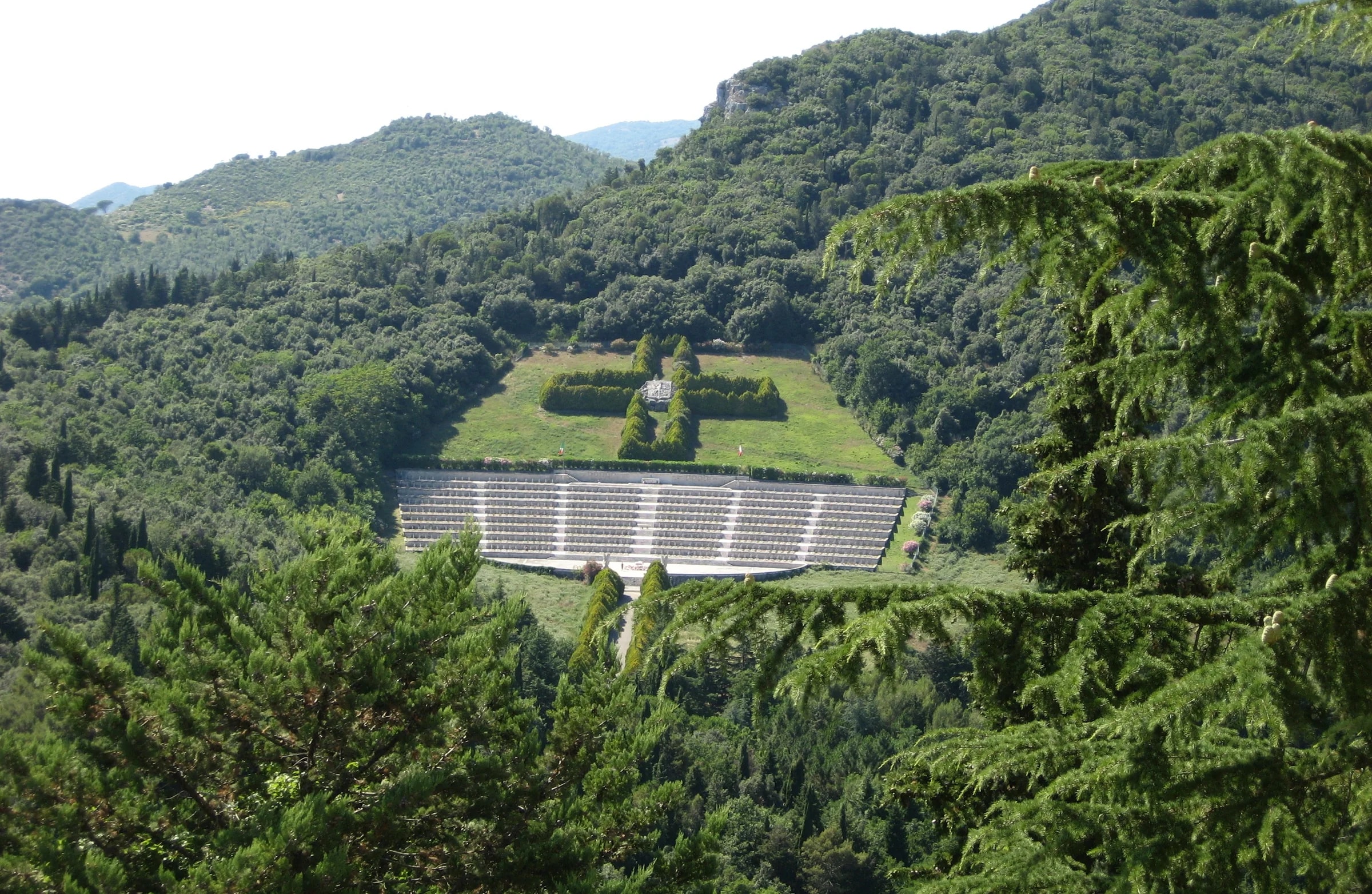 Polski Cmentarz Wojenny na Monte Cassino widziany od strony opactwa