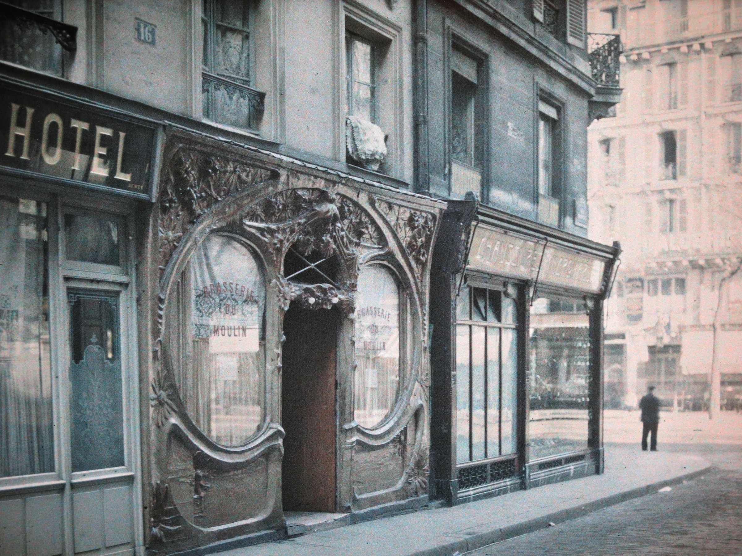 The brasserie du Moulin (=mill brewer), 16 rue Blondel, Paris 2nd arrond. in 1920. In these years, it was a brothel.