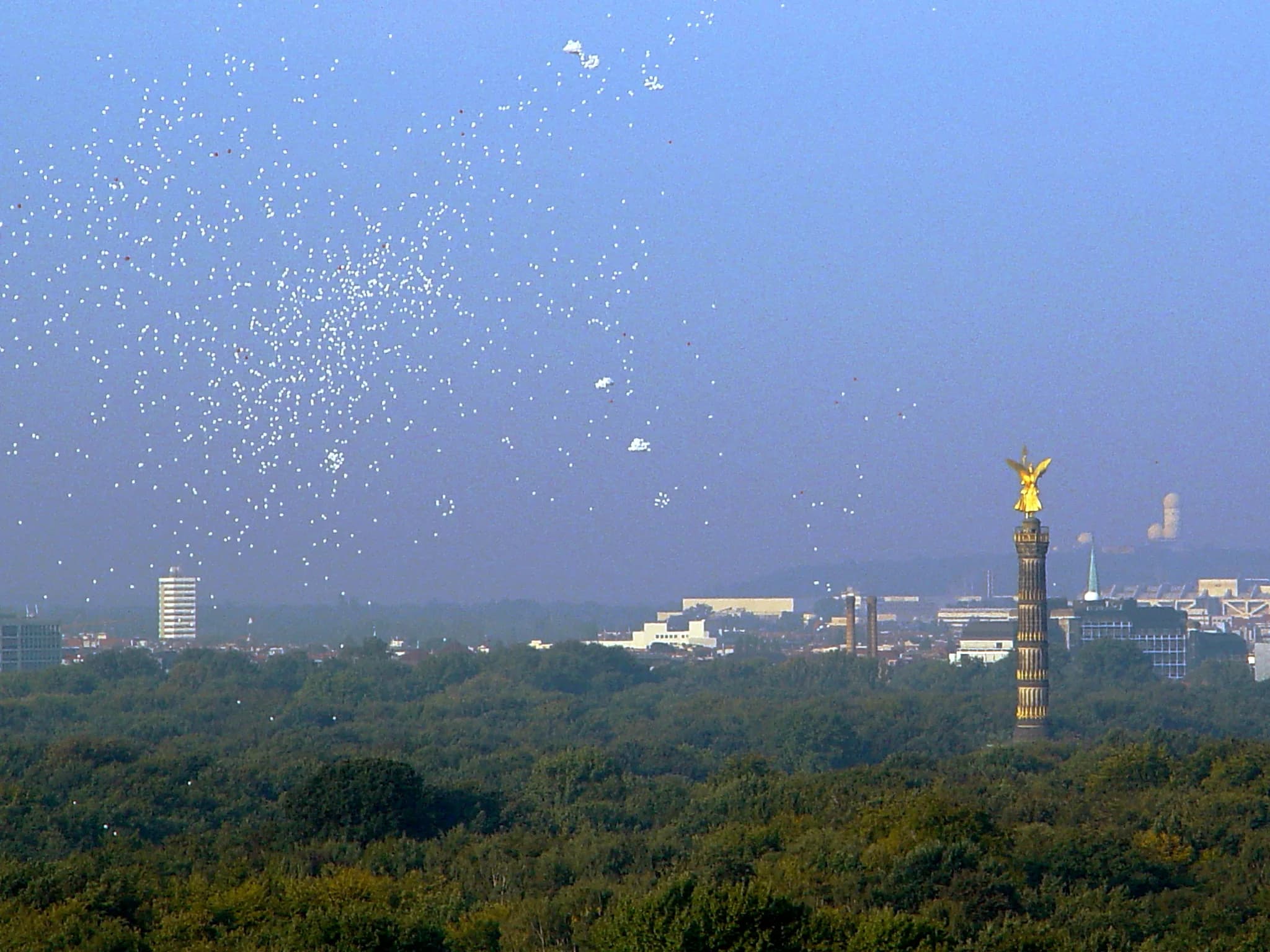 Victory Column and balloons viewed from the Reichstag during the Berlin Marathon start in 2005