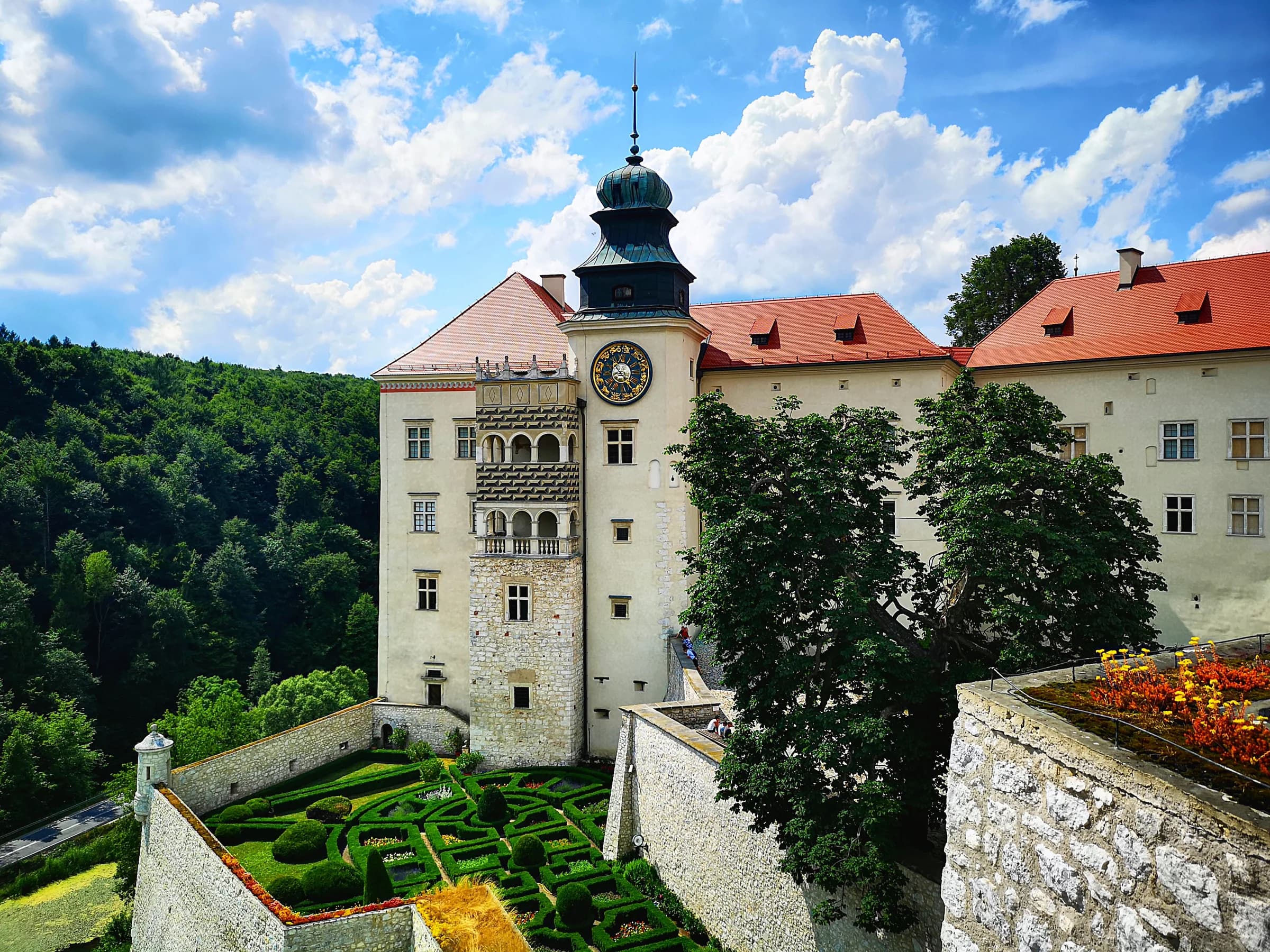 Pieskowa Skała Castle above the Prądnik Valley